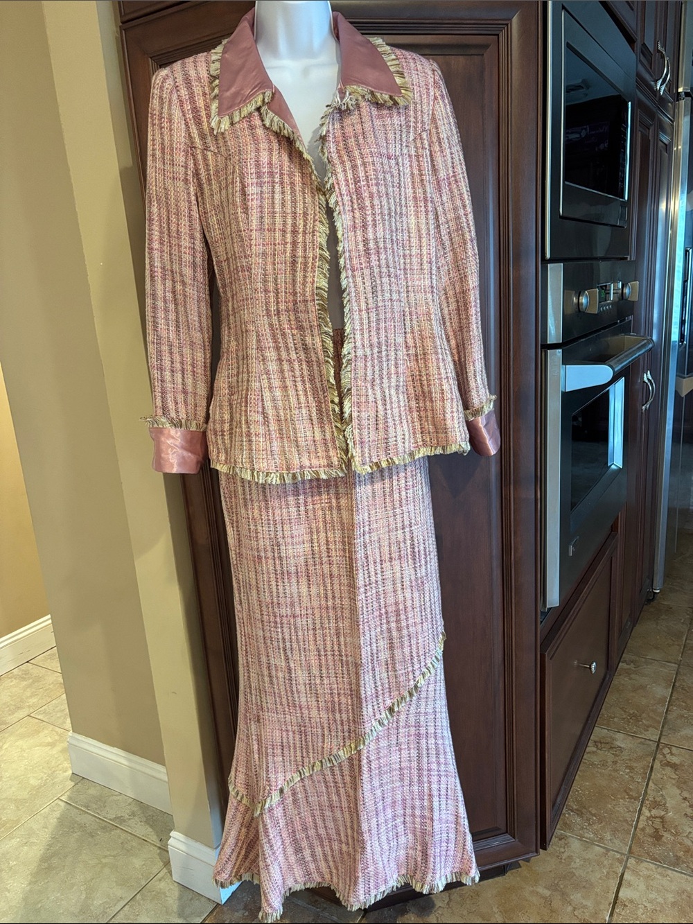 Vintage Pink Tweed Women's Jacket and Skirt Set- Elegant Fringed Design
